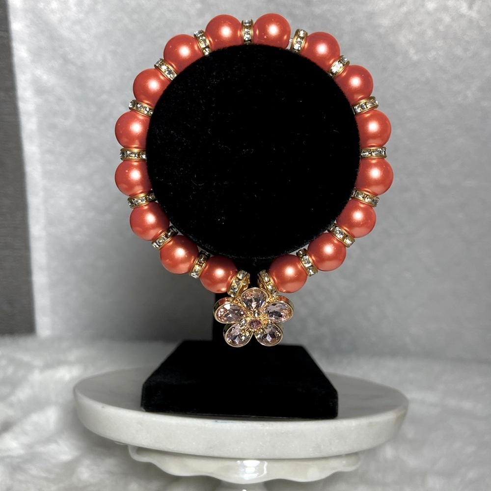 Pearl bracelet with charm